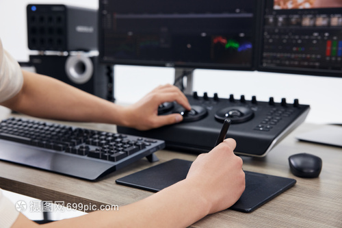 男性后期修图师手部特写 不可或缺的软件与辅助设备